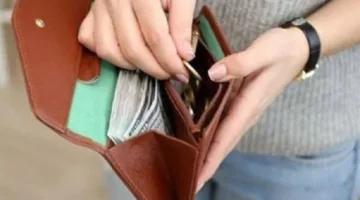 إنفاق الزوجة العاملة: هل دعم والدها يأتي أولاً أم مساعدة زوجها؟