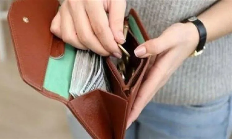 إنفاق الزوجة العاملة: هل دعم والدها يأتي أولاً أم مساعدة زوجها؟ إنفاق الزوجة العاملة: هل دعم والدها يأتي أولاً أم مساعدة زوجها؟