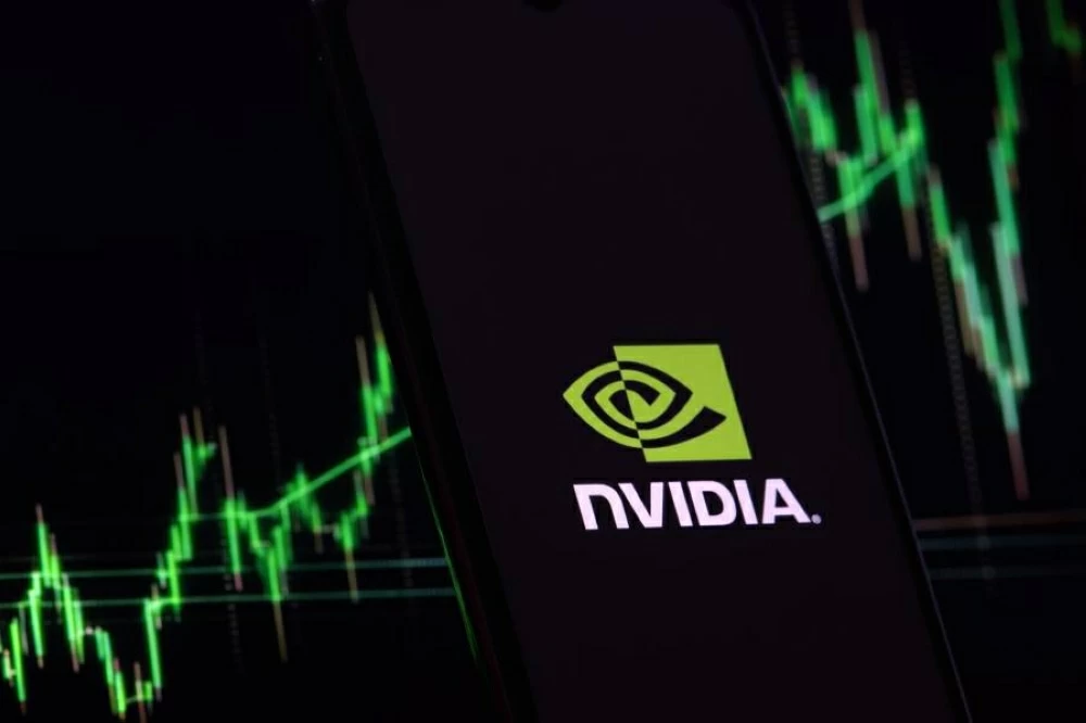 إنفيديا تستأنف شحن رقاقة الذكاء الاصطناعي للصين خلال زيارة الرئيس التنفيذي لبكين