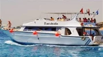 إنقاذ 40 سائحًا علقوا في قارب سياحي بالبحر في الغردقة | التفاصيل