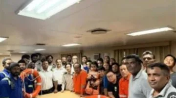 إنقاذ خمسة أفراد من طاقم سفينة شحن تعرضت للاعتداء في البحر الأحمر