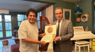 إهداء “الكينج”: الفنان العظيم محمد منير يتلقى وسام ماسبيرو للإبداع