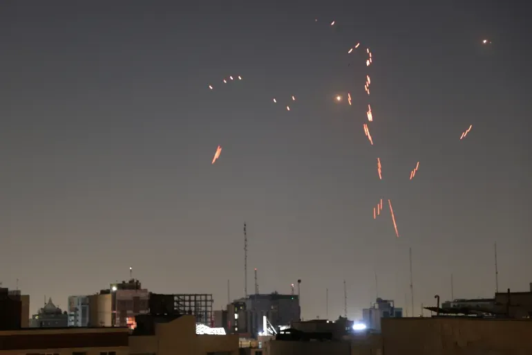 إيران: استبدلنا أنظمة الدفاع الجوي المتضررة خلال الصراع مع إسرائيل إيران: استبدلنا أنظمة الدفاع الجوي المتضررة خلال الصراع مع إسرائيل