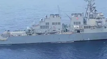 إيران تنبه مدمرة أمريكية في خليج عُمان اقتربت من المياه التي تسيطر عليها.