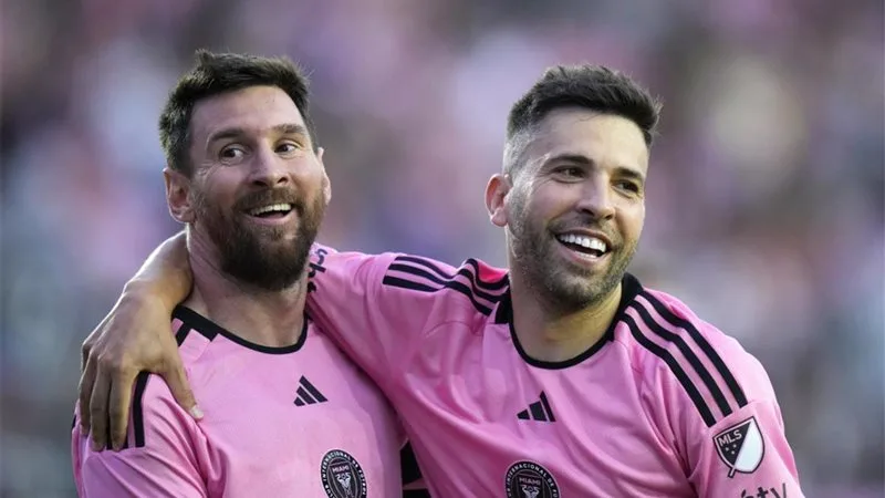 إيقاف ميسي وألبا عن المباراة بسبب عدم حضورهم مواجهة نجوم الدوري الأمريكي