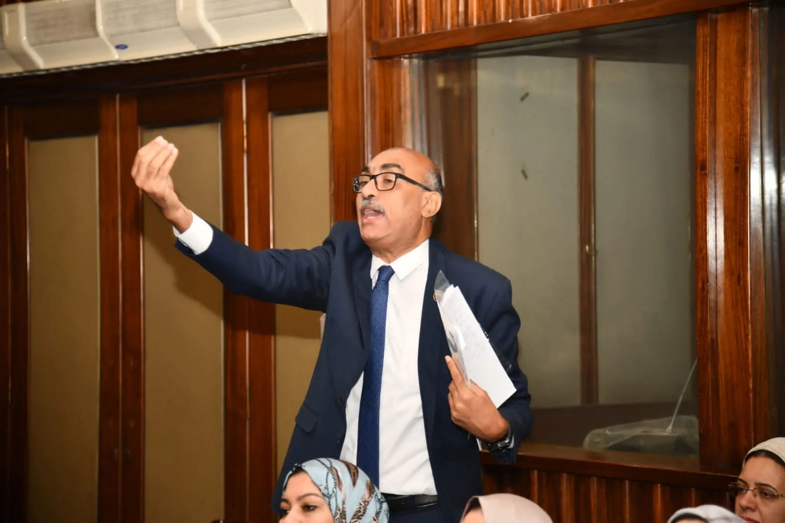 إيهاب منصور: النظام التعليمي الذي اقترحته الحكومة قد يكون إيجابياً، لكن يفتقر إلى التفاصيل اللازمة.