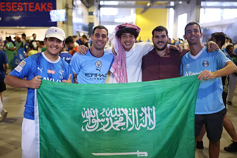 اجتماع الجماهير: أجواء التحضيرات لمباراة الهلال ومانشستر سيتي (صور) اجتماع الجماهير: أجواء التحضيرات لمباراة الهلال ومانشستر سيتي (صور)