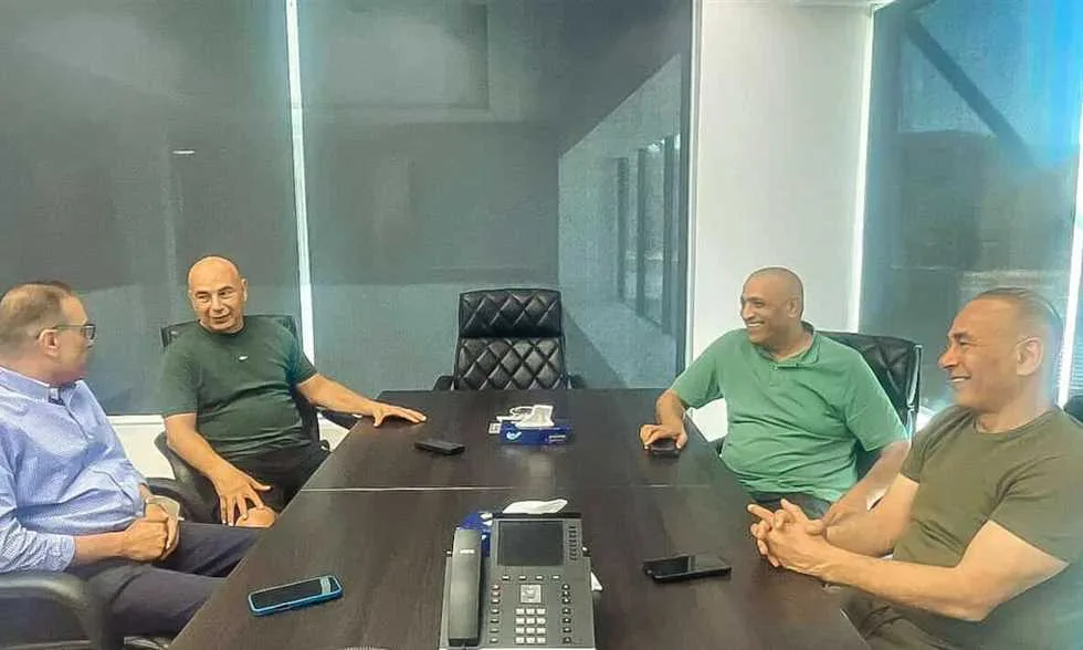 اجتماع حسام حسن مع المدير التنفيذي للاتحاد: تحضيرات مكثفة لأمم إفريقيا اجتماع حسام حسن مع المدير التنفيذي للاتحاد: تحضيرات مكثفة لأمم إفريقيا