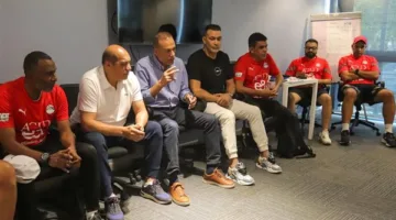 اجتماع عزام ونبيل والحضري مع لاعبي منتخب الشباب تحت 17 سنة