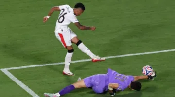 احتجاج واحتفال بجانب قفاز بونو.. لحظات من انتصار الهلال التاريخي على مانشستر سيتي (صور)