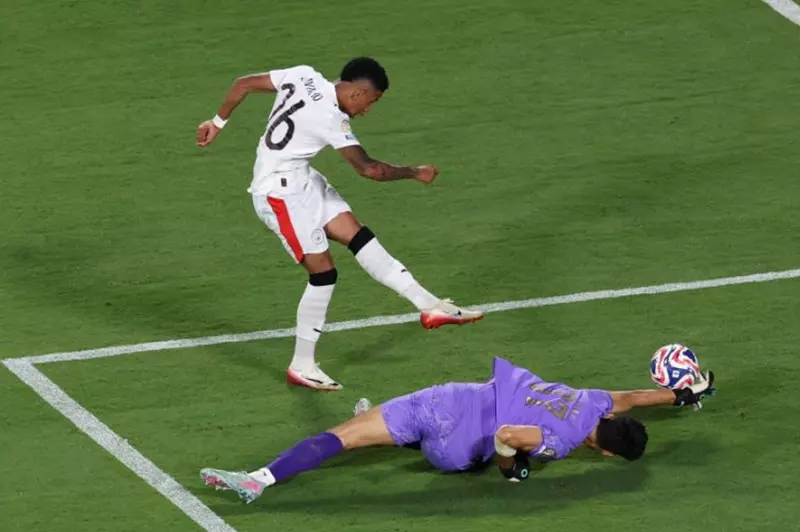 احتجاج واحتفال بجانب قفاز بونو.. لحظات من انتصار الهلال التاريخي على مانشستر سيتي (صور) احتجاج واحتفال بجانب قفاز بونو.. لحظات من انتصار الهلال التاريخي على مانشستر سيتي (صور)