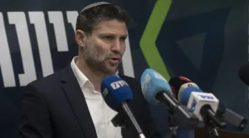 احتجاجات في إسرائيل بعد فيديو لسموتريتش… ما قام به أثناء مراسم تشييع 4 جنود إسرائيليين.