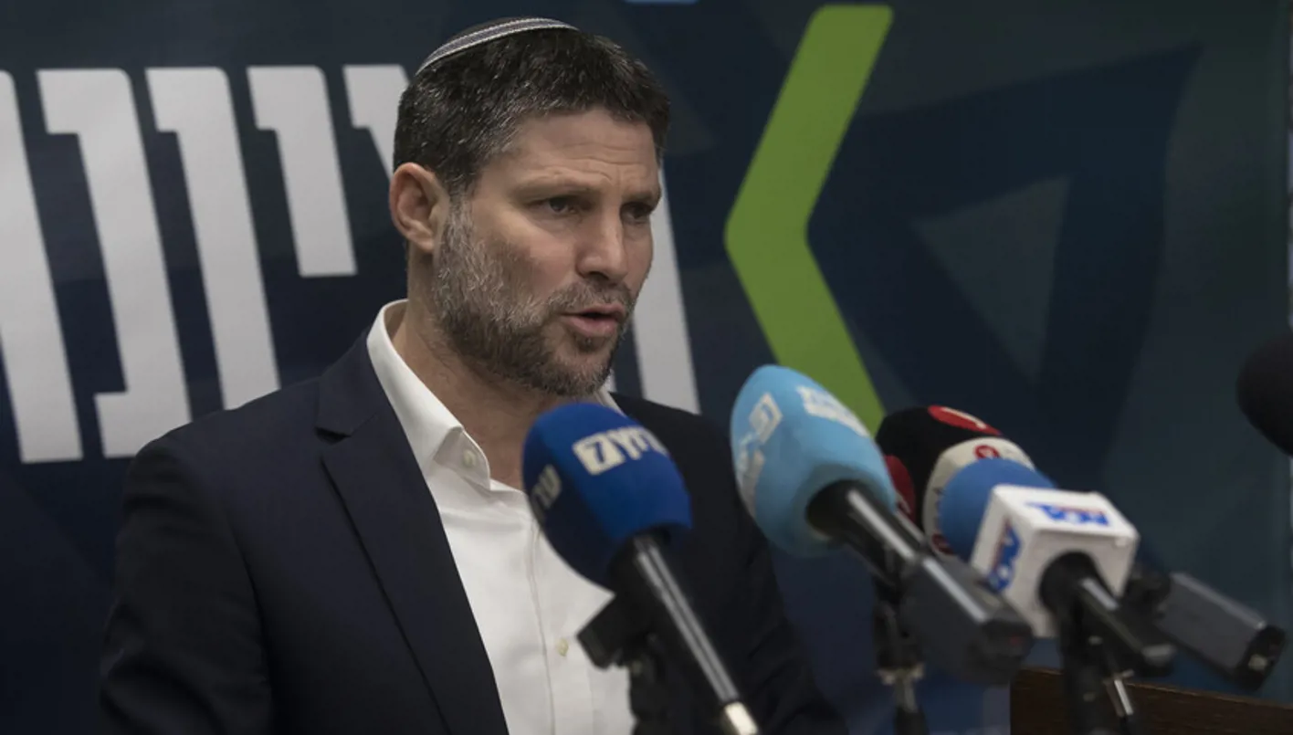 احتجاجات في إسرائيل بعد فيديو لسموتريتش… ما قام به أثناء مراسم تشييع 4 جنود إسرائيليين. احتجاجات في إسرائيل بعد فيديو لسموتريتش… ما قام به أثناء مراسم تشييع 4 جنود إسرائيليين.