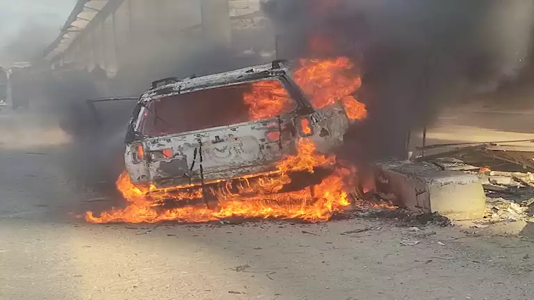 احتراق السيارة يُصيب رجلًا بحروق في البحيرة