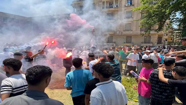 احتفالات مميزة في بورسعيد: دخان ورقص ومزمار خلال ختام امتحانات الثانوية العامة – صور