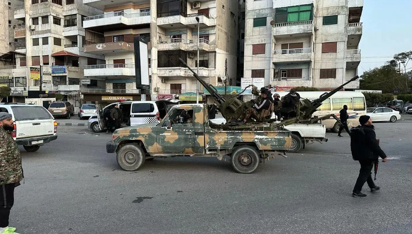 ارتفاع عدد ضحايا اشتباكات السويداء إلى 37 قتيلاً… إغلاق طريق دمشق الدولي ودعوات للتهدئة. ارتفاع عدد ضحايا اشتباكات السويداء إلى 37 قتيلاً… إغلاق طريق دمشق الدولي ودعوات للتهدئة.