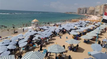 ازدحام على ساحل الإسكندرية في عطلة نهاية الأسبوع ورفع العلم الأخضر