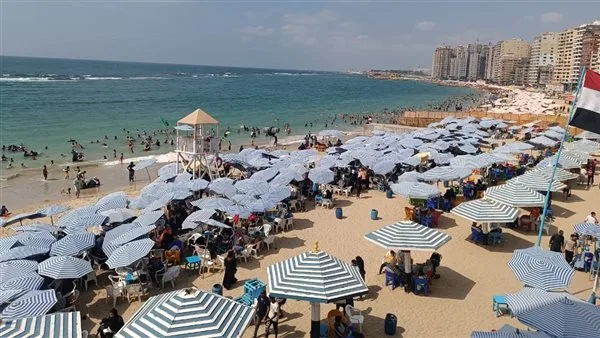 ازدحام على ساحل الإسكندرية في عطلة نهاية الأسبوع ورفع العلم الأخضر ازدحام على ساحل الإسكندرية في عطلة نهاية الأسبوع ورفع العلم الأخضر