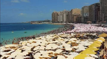 ازدحام ملحوظ على شواطئ الإسكندرية مع ارتفاع درجات الحرارة
