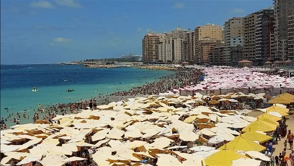 ازدحام ملحوظ على شواطئ الإسكندرية مع ارتفاع درجات الحرارة ازدحام ملحوظ على شواطئ الإسكندرية مع ارتفاع درجات الحرارة