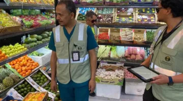 است confiscate 3.4 tons of fruits and vegetables in a regulatory campaign in Jeddah.