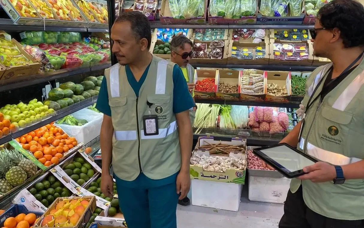 است confiscate 3.4 tons of fruits and vegetables in a regulatory campaign in Jeddah.
