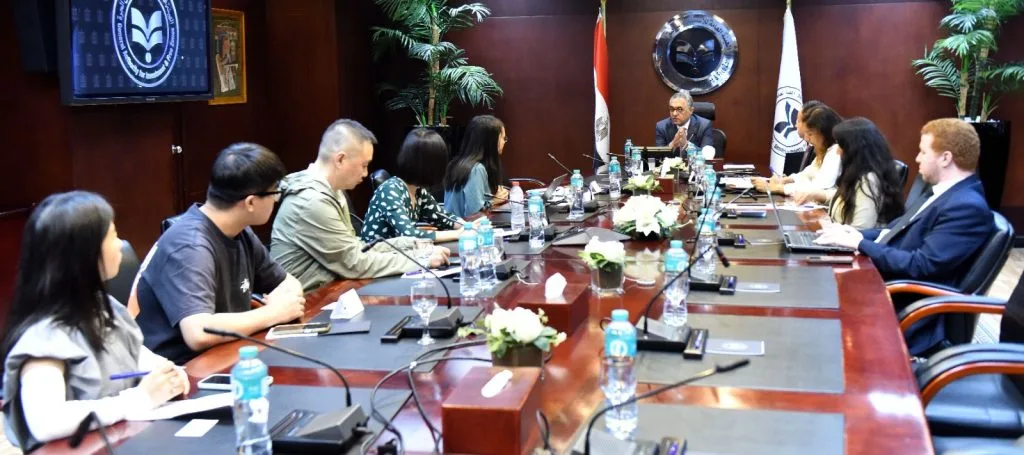 استثمار تبحث إمكانية نقل سلاسل إنتاج الملابس الصينية إلى مصر