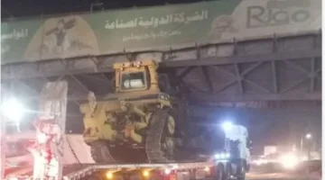 استخدام 3 رافعات ضخمة لإعادة جسر المشاة في طوخ إلى موقعه بعد تصادم شاحنة به