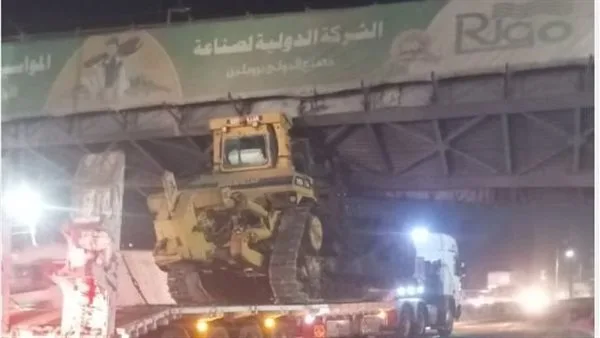 استخدام 3 رافعات ضخمة لإعادة جسر المشاة في طوخ إلى موقعه بعد تصادم شاحنة به