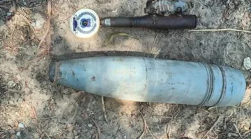 استخراج قذيفة مدفعية من منطقة طريق المطار في طرابلس