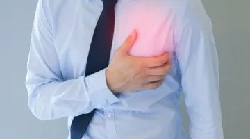 استشاري ينبه: لا ينبغي تجاهل ألم الصدر لدى الشباب.. فقد يكون خطرًا قاتلًا دون أعراض واضحة