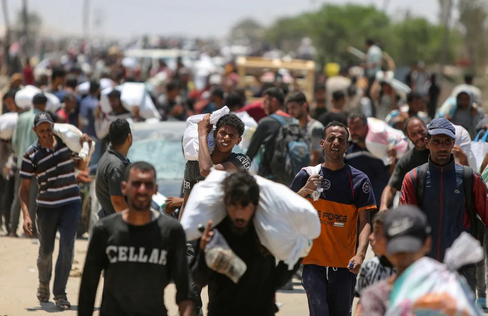 استشهاد 12 فلسطينيًا نتيجة غارات إسرائيلية على قطاع غزة، والاحتلال يعلن عن وقف إطلاق نار إنساني.