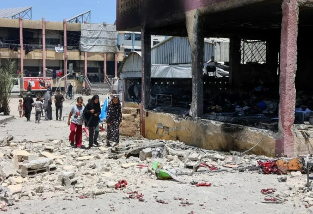 استشهاد 13 فلسطينيًا وإصابة آخرين جراء غارات إسرائيلية على غزة ودير البلح استشهاد 13 فلسطينيًا وإصابة آخرين جراء غارات إسرائيلية على غزة ودير البلح