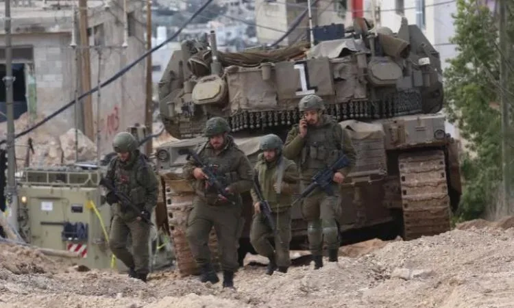 استشهاد شاب فلسطيني واعتقال ثلاثة إخوة في الضفة الغربية استشهاد شاب فلسطيني واعتقال ثلاثة إخوة في الضفة الغربية