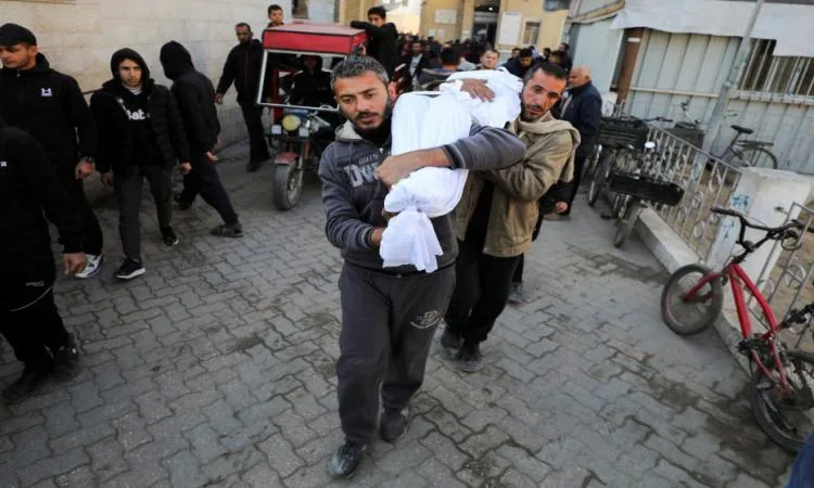 استشهاد فلسطيني وجرحى آخرون جراء قصف من قبل الاحتلال الإسرائيلي استشهاد فلسطيني وجرحى آخرون جراء قصف من قبل الاحتلال الإسرائيلي