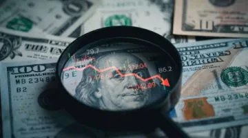 استقرار الدولار قرب ذروته خلال ثلاثة أسابيع قبيل صدور بيانات التضخم