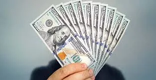 استقرار الدولار مع تقلبات الين بسبب أنباء استقالة رئيس الوزراء الياباني