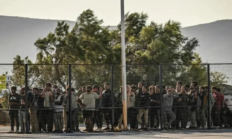 اعتقال أكثر من 1500 عامل أجنبي غير مصرح لهم بالقرب من العاصمة الليبية اعتقال أكثر من 1500 عامل أجنبي غير مصرح لهم بالقرب من العاصمة الليبية