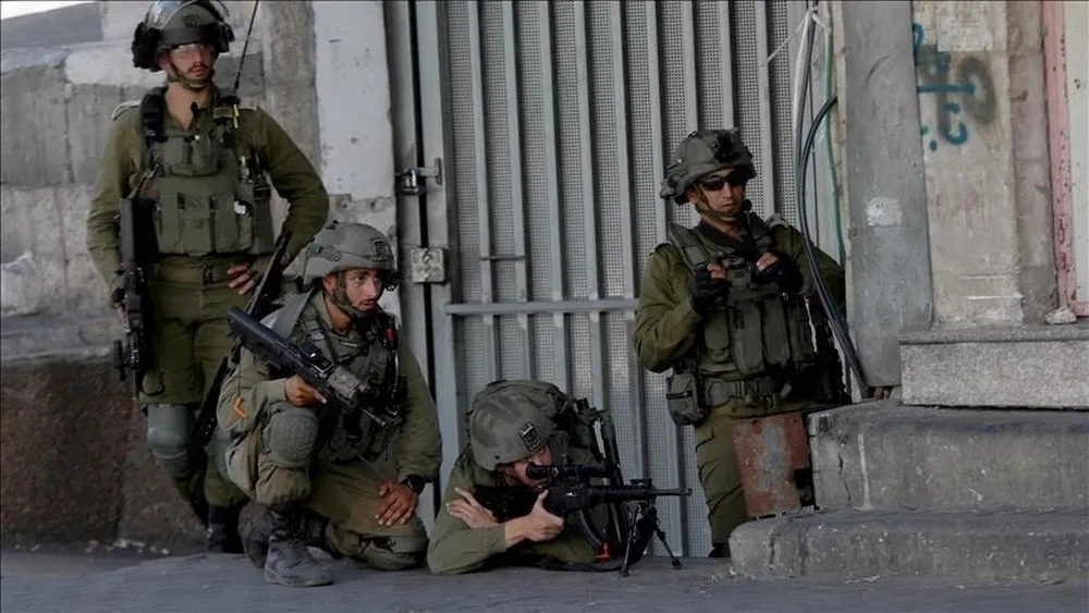 اعتقال مجموعة من الفلسطينيين في مناطق متعددة من الضفة الغربية اعتقال مجموعة من الفلسطينيين في مناطق متعددة من الضفة الغربية