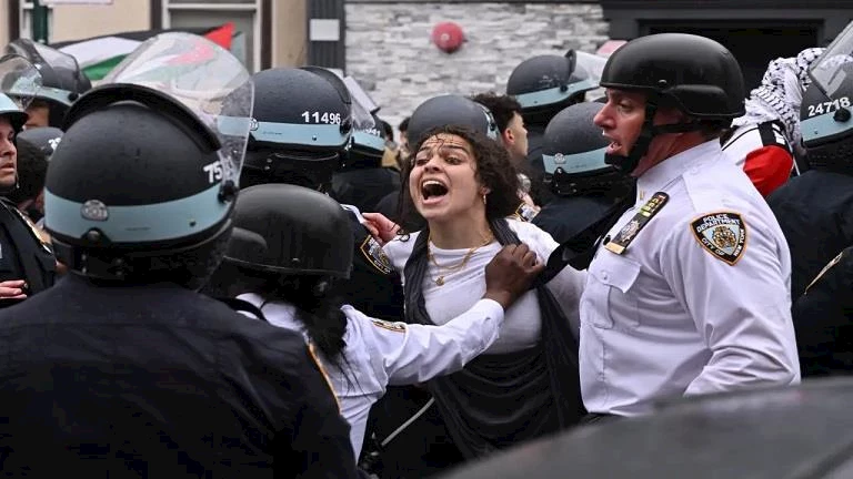 اعتقالات خلال احتجاجات ضد حرب حصار غزة في واشنطن ونيويورك اعتقالات خلال احتجاجات ضد حرب حصار غزة في واشنطن ونيويورك
