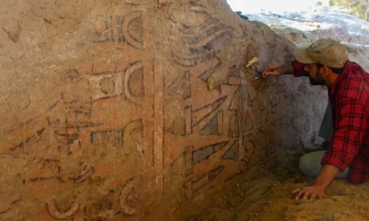 اكتشاف لوحة جدارية تعود لأكثر من ثلاثة آلاف سنة في بيرو اكتشاف لوحة جدارية تعود لأكثر من ثلاثة آلاف سنة في بيرو
