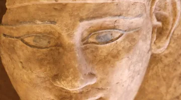 اكتشافات أثرية حديثة في أسوان: مقابر تعود للعصرين اليوناني والروماني مع نقوش هيروغليفية محفوظة بشكل ممتاز.