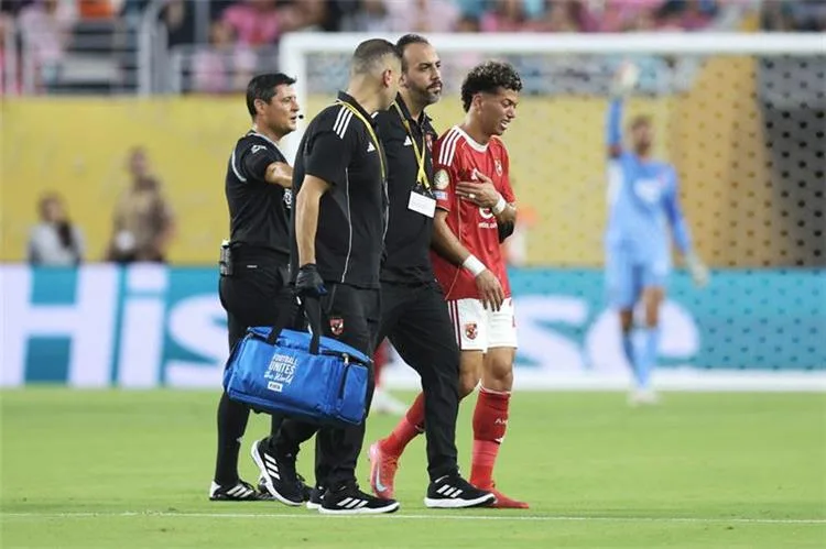 الأخدود يرد من خلال ‘البطولات’ على أنباء المفاوضات مع الأهلي بشأن انضمام إمام عاشور الأخدود يرد من خلال ‘البطولات’ على أنباء المفاوضات مع الأهلي بشأن انضمام إمام عاشور