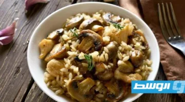 الأرز مع الفطر وقطع الدجاج في وعاء واحد