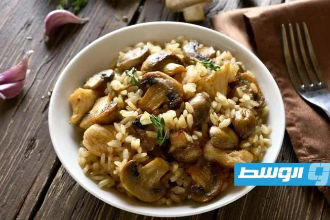 الأرز مع الفطر وقطع الدجاج في وعاء واحد الأرز مع الفطر وقطع الدجاج في وعاء واحد