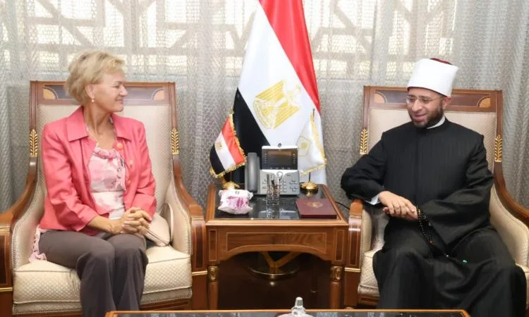 الأزهري يناقش مع سفيرة الاتحاد الأوروبي طرق مكافحة التطرف وتعزيز قيم الأخوة. الأزهري يناقش مع سفيرة الاتحاد الأوروبي طرق مكافحة التطرف وتعزيز قيم الأخوة.
