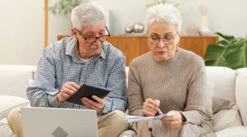 الأسر الأمريكية تواجه التحديات المالية والديون العالية نتيجة حروب ترامب التجارية.
