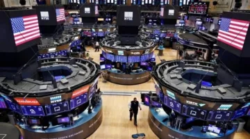 الأسواق الأمريكية تنهي تداولاتها بانخفاض، محققة خسائر أسبوعية في ظل تصاعد حدة النزاع التجاري.