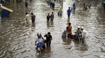 الأمطار الموسمية الشديدة تتسبب في وفاة 54 فردًا في باكستان خلال يوم واحد.
