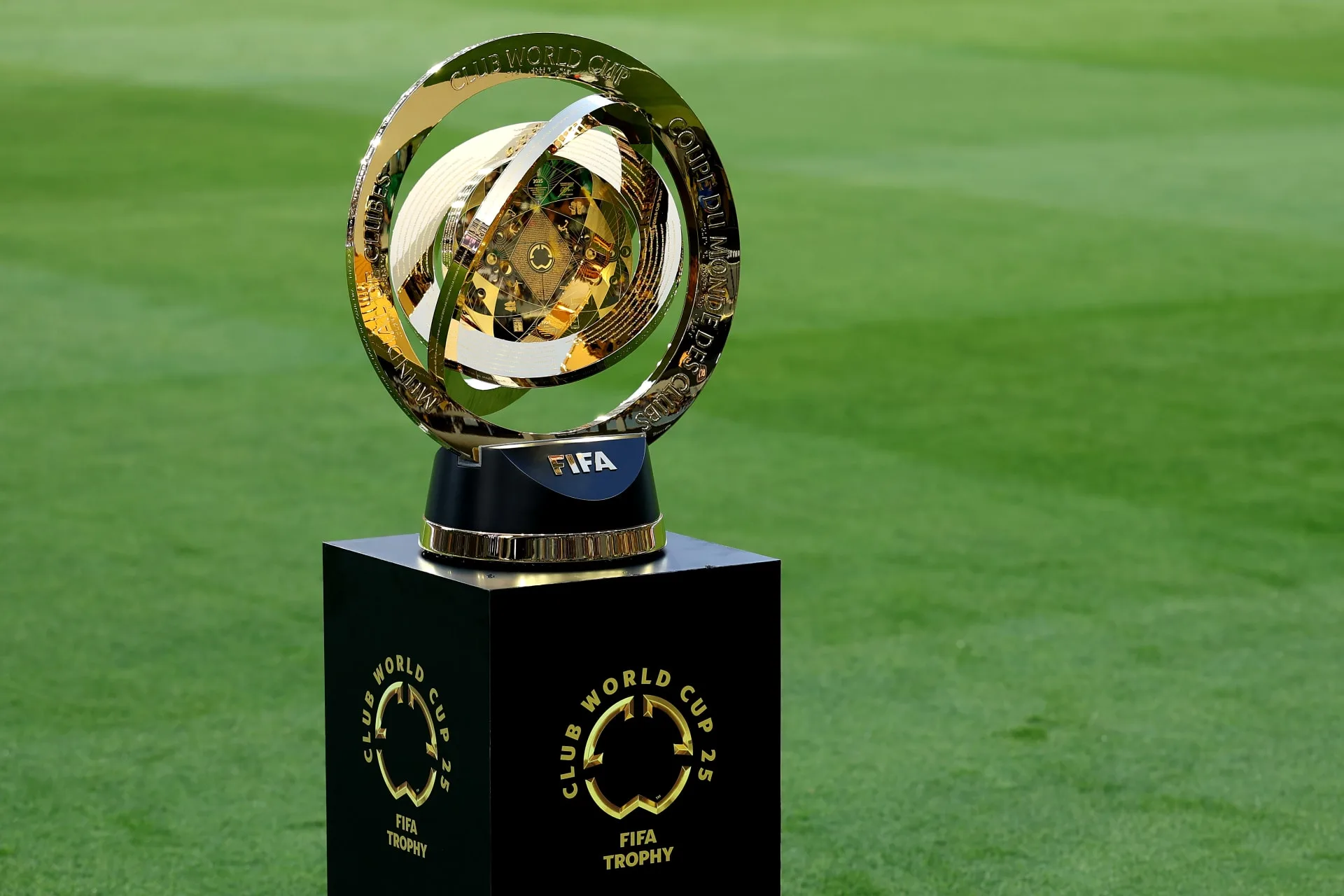 الأهلي يتحمل 300 ألف دولار لتغطية نفقات الخبير الأمريكي في تقليص الضرائب على مكافآت المونديال. الأهلي يتحمل 300 ألف دولار لتغطية نفقات الخبير الأمريكي في تقليص الضرائب على مكافآت المونديال.